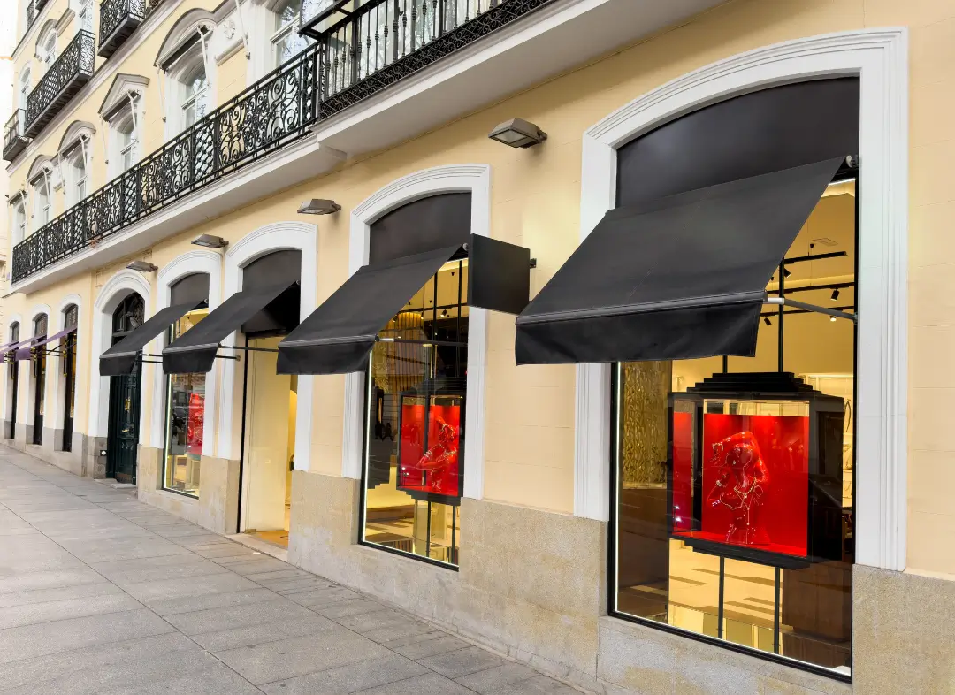 Façade vitrine de magasin en aluminium sur mesure à Valenciennes